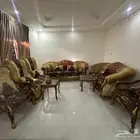 كنب مجلس نظيف مع 2 ستائر