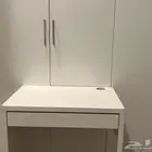 مكتب إيكيا ابيض بدرج ومدخل اسلاك