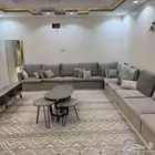 للبيع كنب حرف L جديد مع طاوله كبيره قطعتين و2 خدمه وطاوله