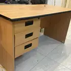 مكتب خشبي كبير