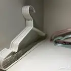 علاقات ملابس- Clothes hangers
