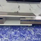 طاولة تلفزيون مرتبه ونظيفه بس الدرج يعلق في الفتح والباقي م