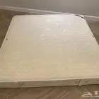 للبيع مرتبة بحالة جيدة مترين في مترين ودولاب أحذية