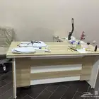 مكتب استعمال نظيف جدا مع كرسي