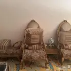 كراسي ذهبي وأريكة