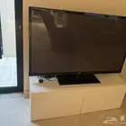 طاولة مع تلفزيون سامسونج بلازما