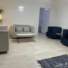 كنب من اربع قطع مع طاوله خشبيه معها ثلاث قطع اوبدونها