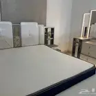 غرفة نوم شبه جديدة مع المرتبة