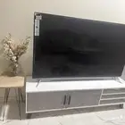 شاشة للبيع مع الطاوله