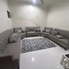 كنب للبيع على السوم في وحده مكسوره رجلها.