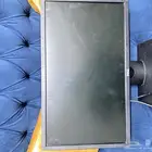 شاشه وكمبيوتر للبيع الشاشه سليمه والكمبيوتر فيه كسر خفيف