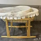 سرير اطفال ر ضع صغير ابيض بقاعده هزاره خشب بني