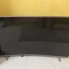 شاشه 55 بوصه كرفي . مشكلتها تشتغل تطفي في نفس اللحظه.