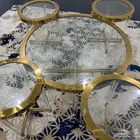أربع طاولات صغار ووحده كبيره الشكل دائري