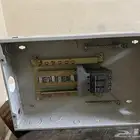 لوحة توزيع كهربائية رئيسية و كشاف