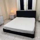 غرفة نوم مع مرتبه كمدينه تسريحه ودولاب