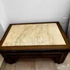 طاوله خشبيه عليها رخامه ومرتبه شبه جديد