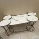 كنب بدون مراكي وستائر مع الطاولات