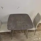 طاولة طعام مع كرسين