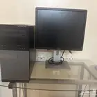 بيسي مع شاشة مع طاولة