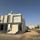 شقه للبيع خمس غرف وصاله شارع وممر تشطيب ممتاز