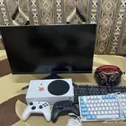 اكس بوكس سيريس إس. معه يد وشاشة وباقي ال أغراض موضحه بل صور