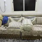 كنب مكون من قطعتين و طوله كبيره الموقع املج