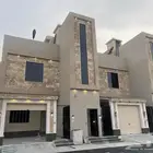 للبيع شقه روف دور ثاني وملحق غرب الخميس بالقرب من نادي ضمك