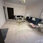 كنب وطقم طاولات من مفروشات وودي