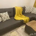 كنب لون رمادي مع طاوله و باركيه للبيع شبه جديد بدون عيب