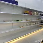للبيع رفوف محل حلويات او بقاله شبه جديد استخدام بسيط جدا