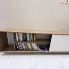 دولاب تلفزيون وكتب