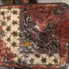 سرير جديد مع سفنجة جديدة. بطانية جديدة