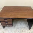 مكتب خشب نظيف جدا