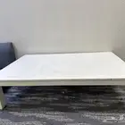 طاولة ارضية بيضاء