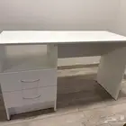 مكتب دراسي ابيض