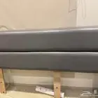 ظهر سرير جلد رمادي شبه جديد