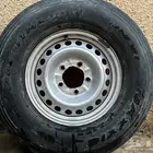للبيع 3 جنوط مع الكفرات أبو جمل تركب على شاص جيب