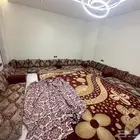 للبيع جلسة ارضيه مع فرش وستارة نظيفة بالاحساء
