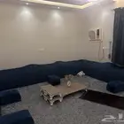 مجلس للبيع مع محتوياته