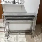يوجد طاولات حديد ومن النص رخام واحنا بخيناه بلون فضي