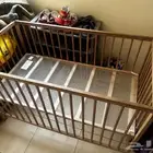 سرير اطفال و طاوله تلفزيون