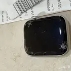 ساعه أبل SE مقاس 40 فيها كسر