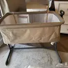 للبيع سرير وجلاسة اطفال هزاز موسيقية اخت الجديد