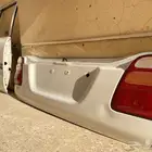 باب تحت خلفية لكزس وباب خلفي