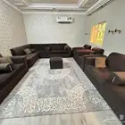 للبيع كنب مجلس نظيف مع ستارتين ودولاب وفرشة