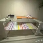 طاوله والزجاج الملون اللي تحت ينفك