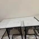 طاولة مع ثلاث خدمات