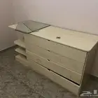 طاولة او مكتبة فيها ادراج