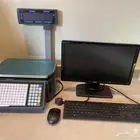 جهاز كمبيوتر وميزان